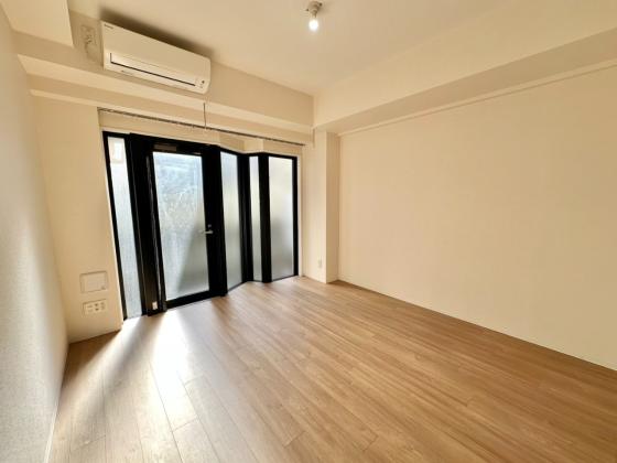 居室・リビング　広々8帖で一人暮らしには十分な広さ♪