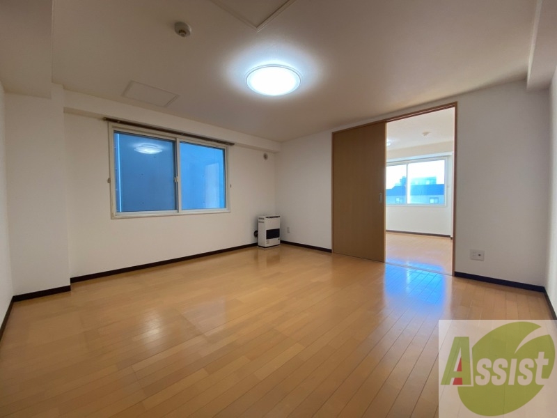 居室・リビング　リビングです。木目のフローリングが落ち着きますね。