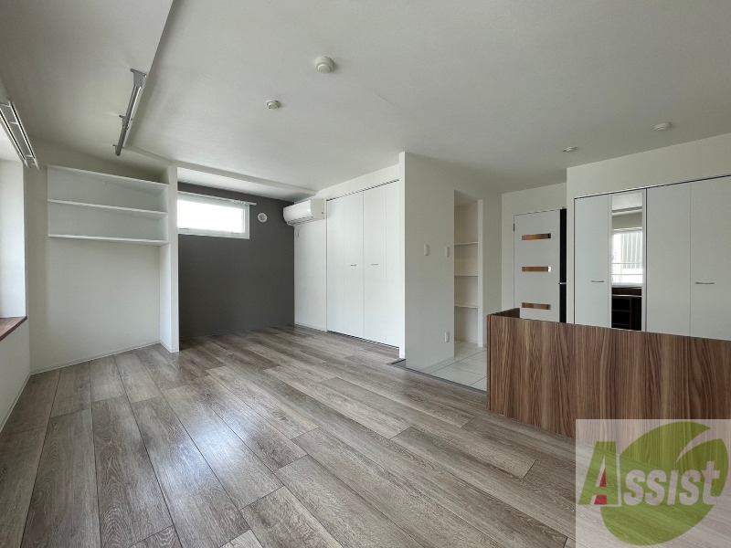 居室・リビング　白さが清潔感を出してくれます。お部屋も明るいですね。