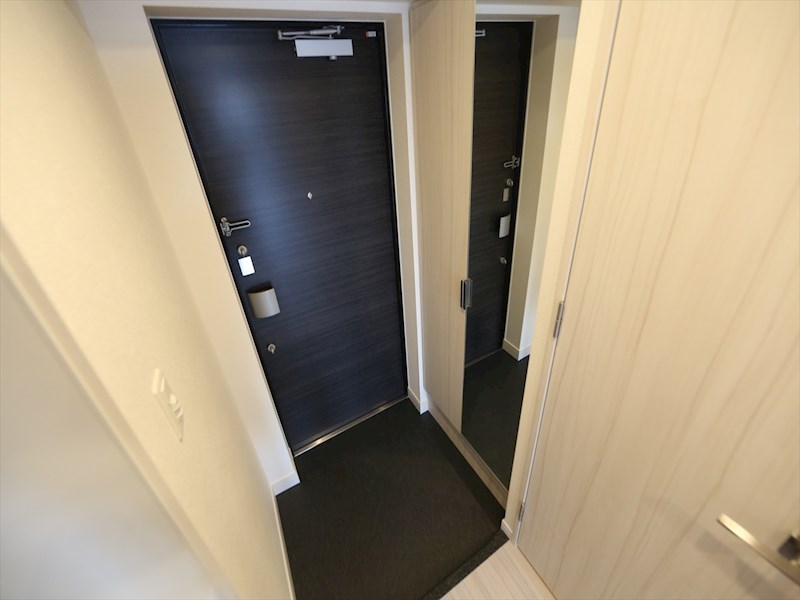 玄関　玄関　姿見鏡付き　シューズボックス付（収納充実してます）