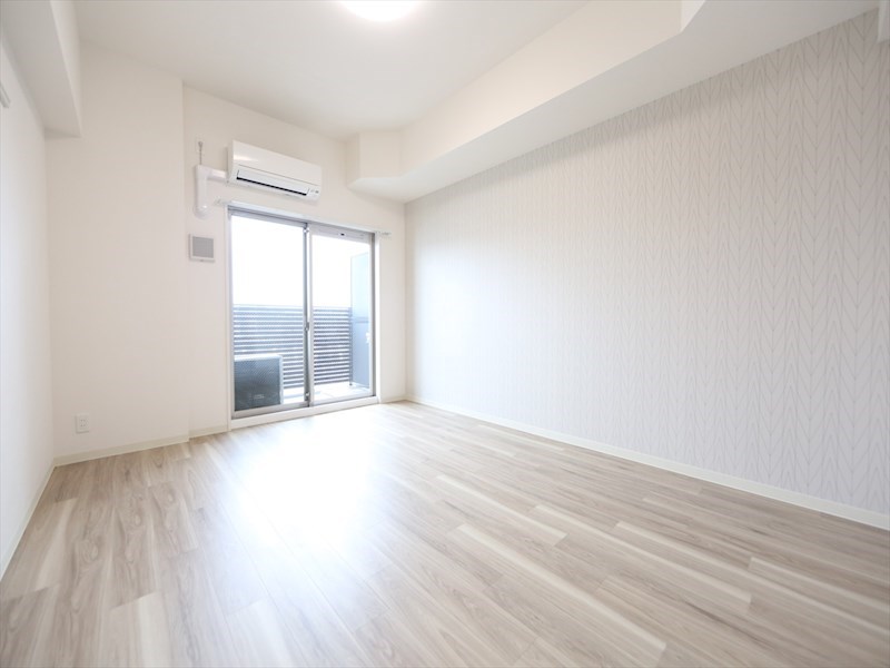 バルコニー　洋室10帖　エアコン完備　クローゼット付　バルコニー