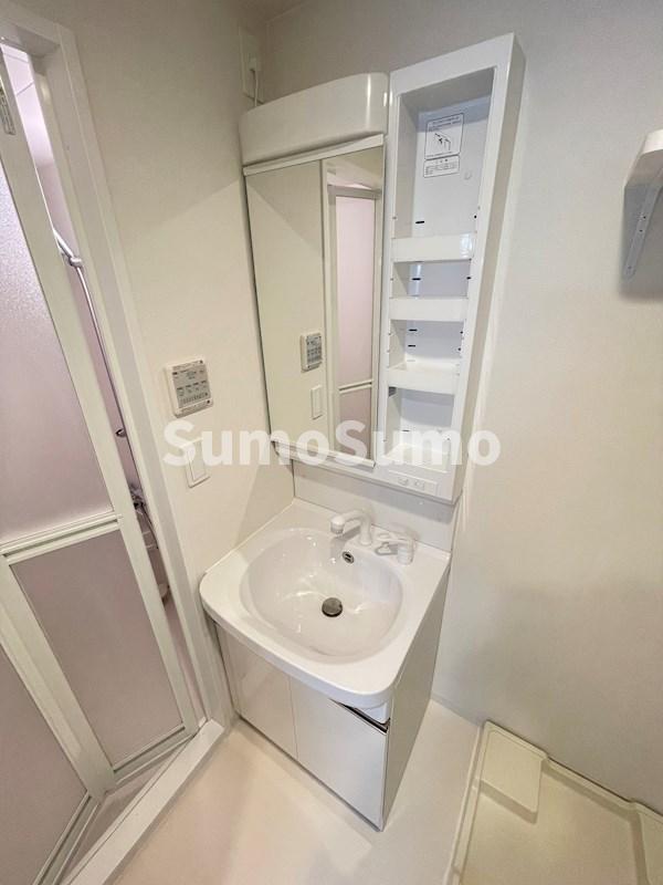 洗面設備　明るい洗面所です