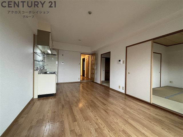 居室・リビング　床色が落ち着いた色合いで綺麗です♪