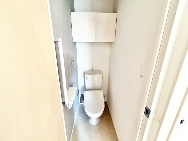 トイレ　落ち着いた色調のトイレです