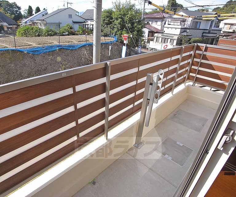バルコニー　ウッドパネルがおしゃれなバルコニーです。