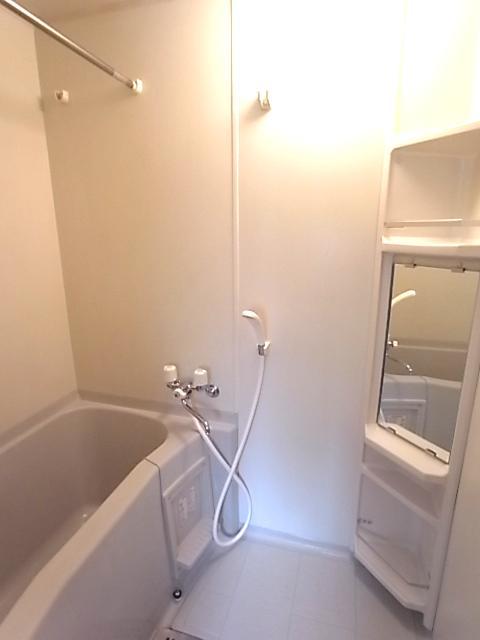 バス・シャワールーム　浴室乾燥機付きのバスルーム