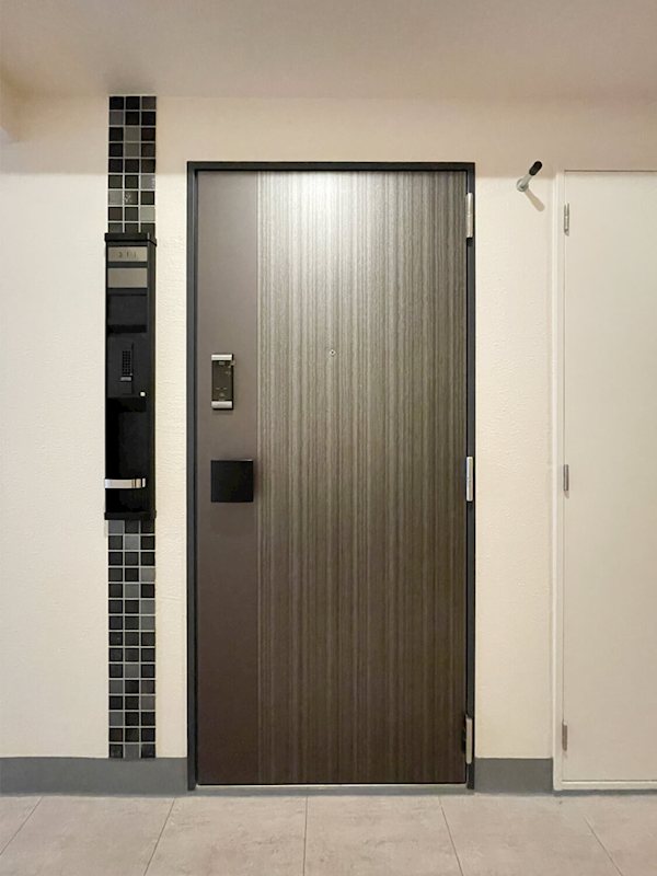 玄関　戸別扉には非接触式スマートカードロックが備わります。