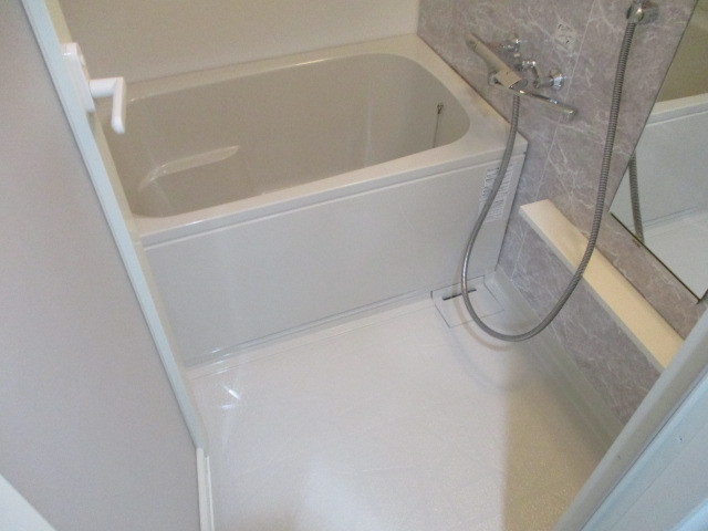 バス・シャワールーム　広々して清潔ですね。