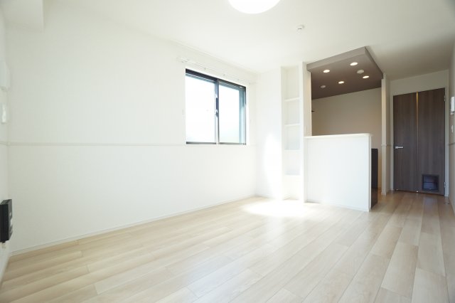 居室・リビング　※同物件・反転タイプの写真です。