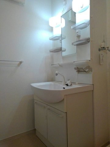 洗面設備　明るい洗面所です