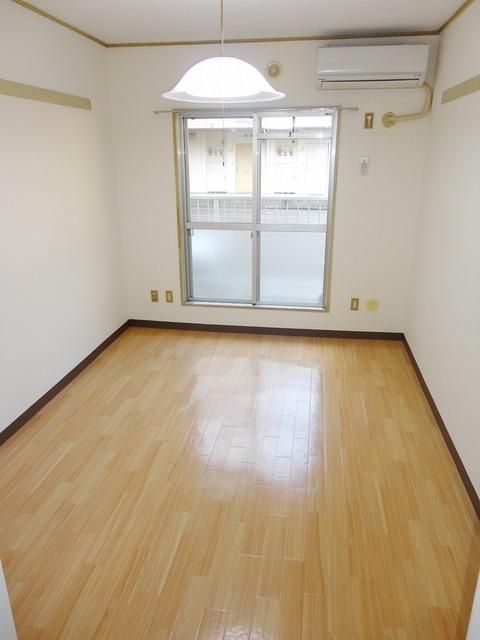 居室・リビング　同建物別号室参考写真です