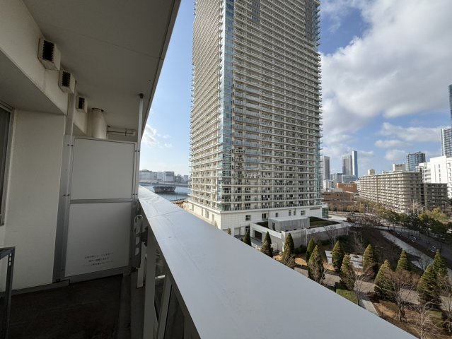 バルコニー　洋室とつながる広々としたバルコニーです。