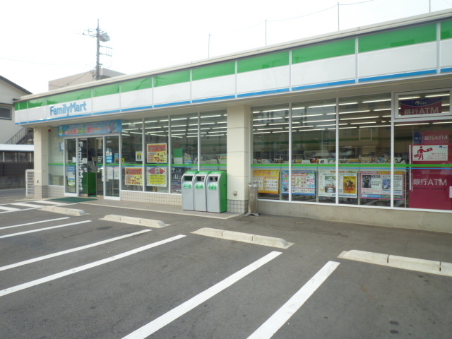 コンビニ　ファミリーマート（コンビニ）まで320m