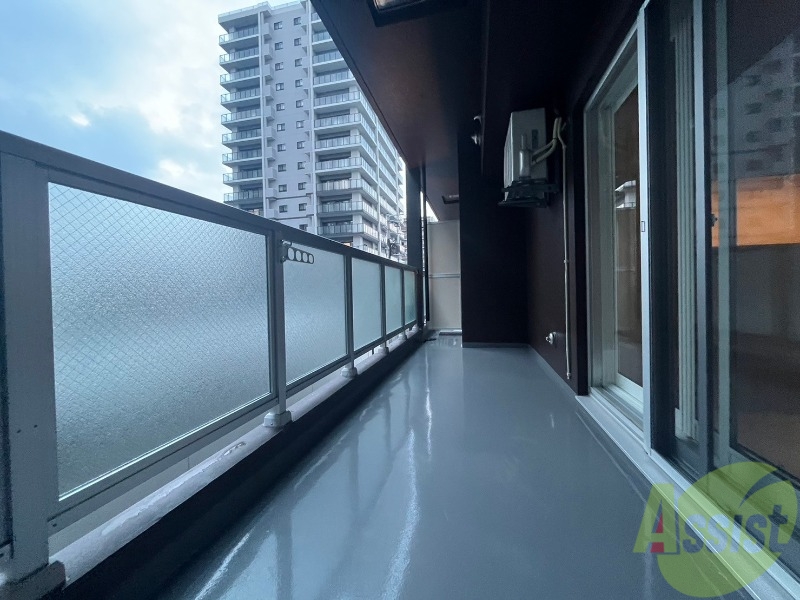 バルコニー　バルコニーは幅があり、広い印象を受けました。