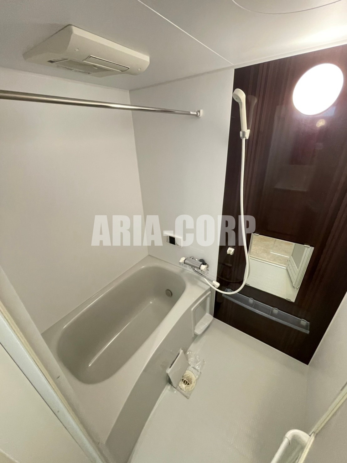 バス・シャワールーム　追炊き浴室乾燥機付。カラーパネル採用でお洒落なバスルームです