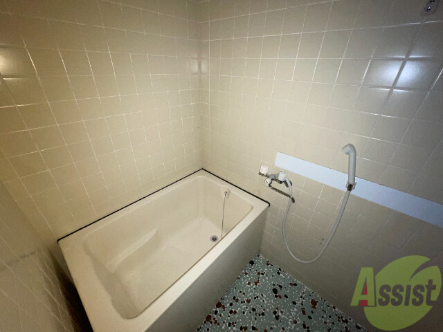 バス・シャワールーム　広々とした浴槽スペースでストレスなく利用出来そうですね。