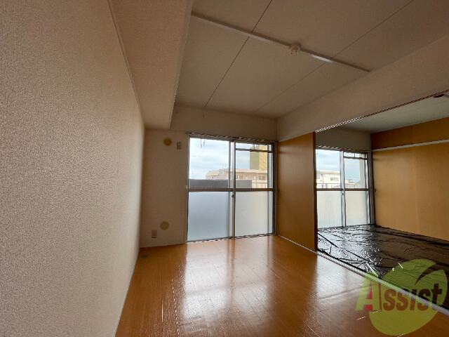 居室・リビング　陽当たりが良く、広々として過ごしやすそうです。