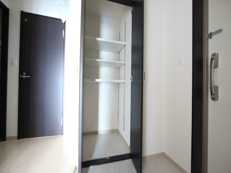 玄関　玄関　シューズボックス付き