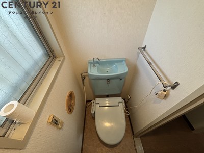 トイレ　窓があり換気良好です。