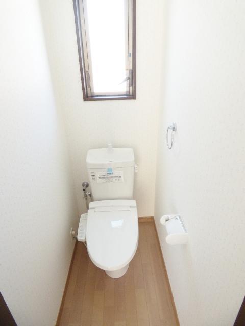 トイレ　温水洗浄機能付き便座。