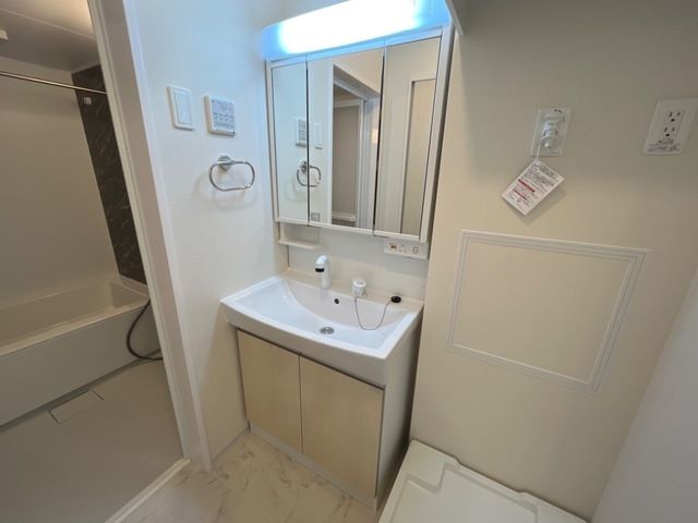 洗面設備　明るい洗面所です