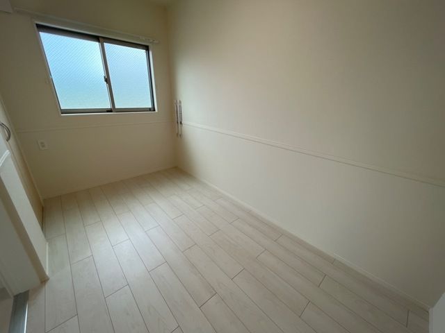 その他部屋・スペース　落ち着いた色調の寝室です