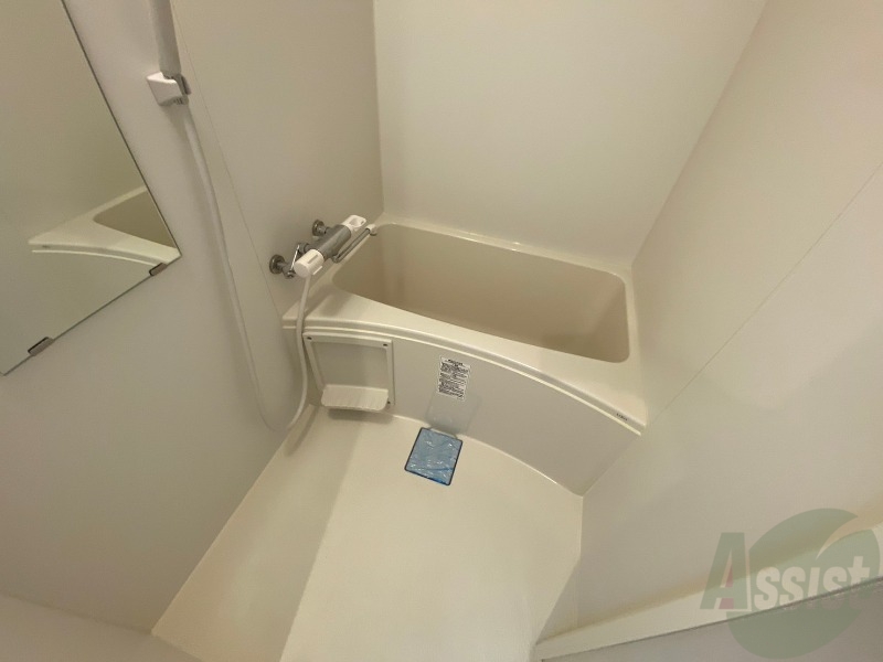 バス・シャワールーム　バスルームは狭すぎず、シャワーも浴びやすそうです。