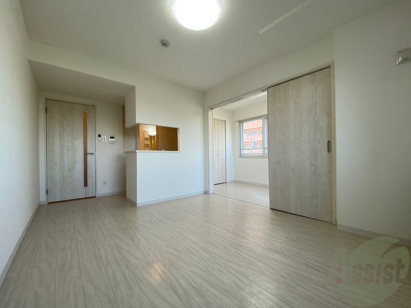 居室・リビング　白さが清潔感を出してくれます。お部屋も明るいですね。