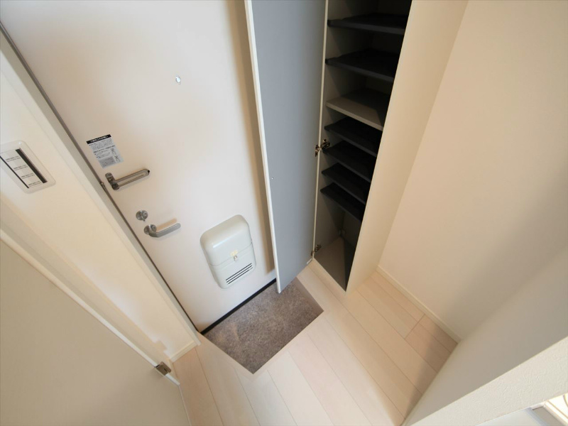 玄関　玄関　シューズボックス付（収納充実してます）