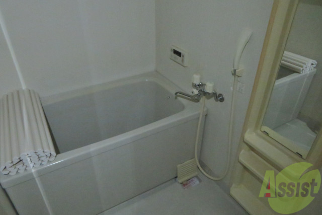 バス・シャワールーム　お風呂は肩まで浸かれる広さがありますね。