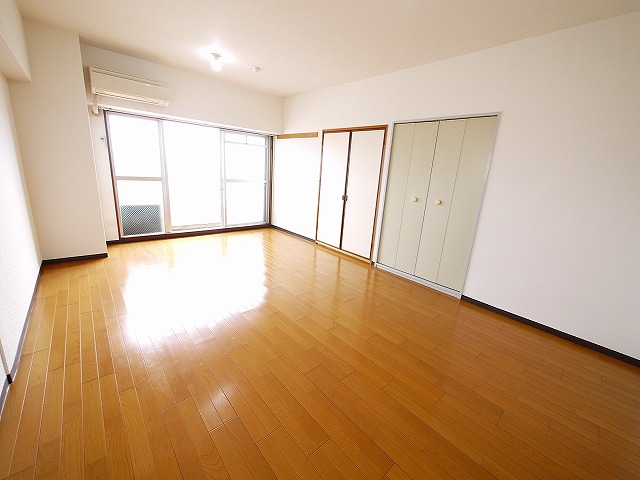 居室・リビング　明るい洋室です