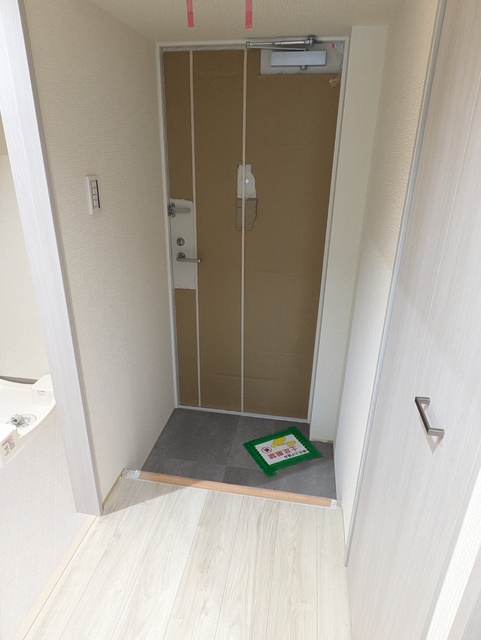玄関　同タイプ参考写真（配色形状等異なる場合があります）