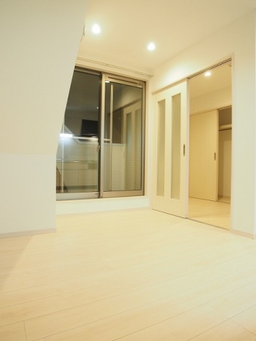 居室・リビング　白を基調にした清潔感のあるリビングです！