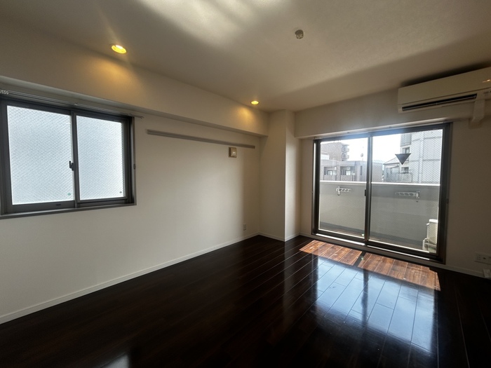 居室・リビング　ダウンライトと小窓でお部屋は雰囲気良し