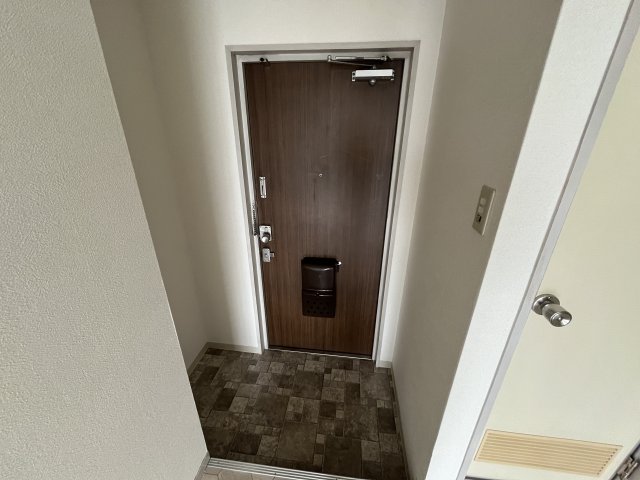 玄関　(参考)同マンション他部屋の写真