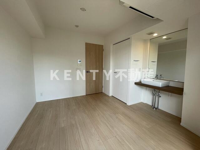 その他部屋・スペース　開放的な寝室です