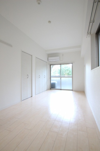 居室・リビング　同物件、別号室のものです。