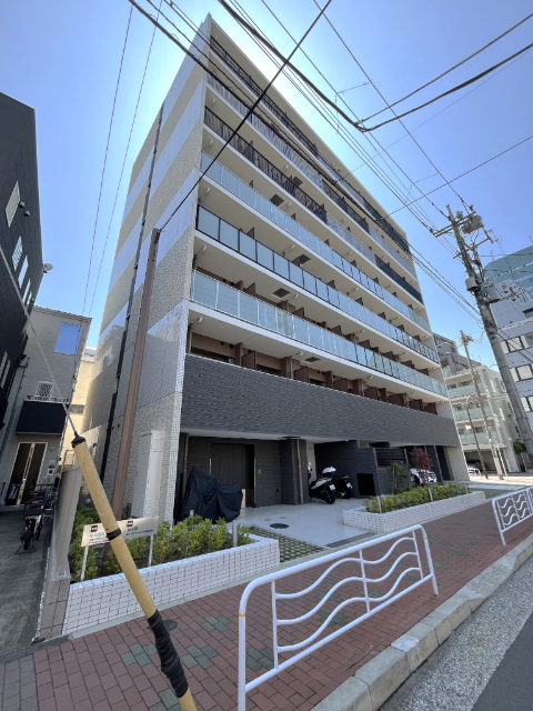 建物外観　白を基調とした重厚感ある外観