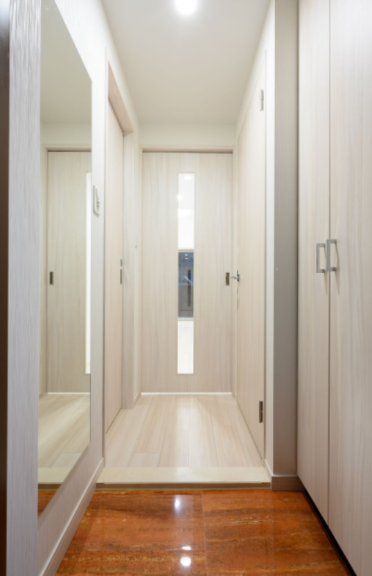 玄関　偶数階・奇数階によりカラーパターン異なります