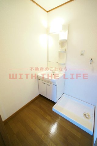 洗面設備　明るい洗面所です