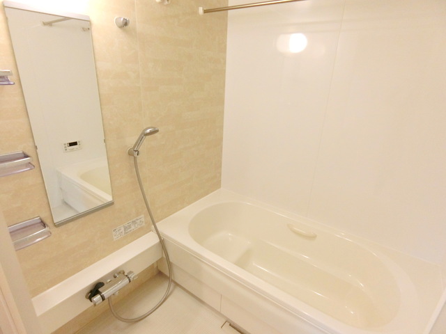 バス・シャワールーム　★大型バスルーム★浴室乾燥機・追焚機能★