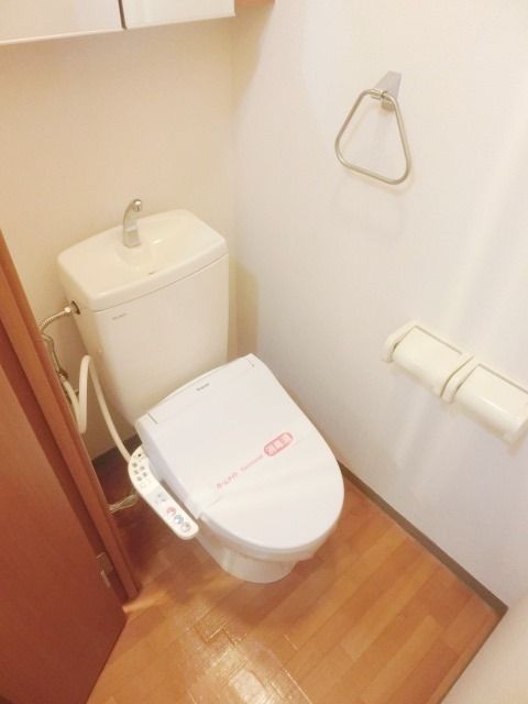 トイレ　温水洗浄付きです