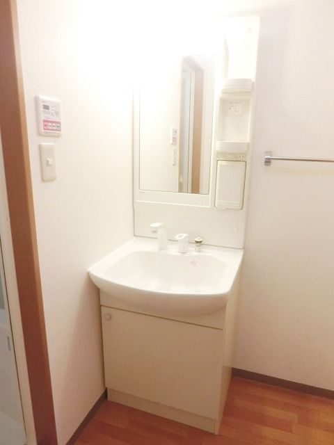 洗面設備　朝の忙しい時間に便利な洗髪化粧台