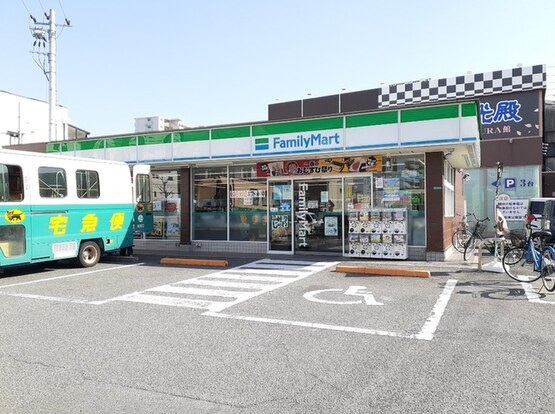 コンビニ　ファミリーマート瓜破東店様（コンビニ）まで300m
