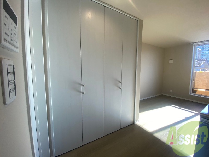 収納　リビングには大きい収納がございます。便利ですね。