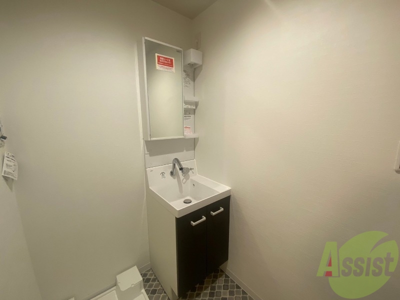 洗面設備　独立洗面台は収納付きになっており洗面用具が多くても安心です。