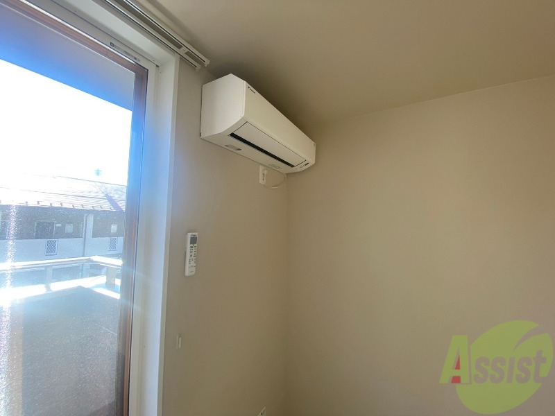 その他設備　リビングにはエアコンが設置されており快適ですね。