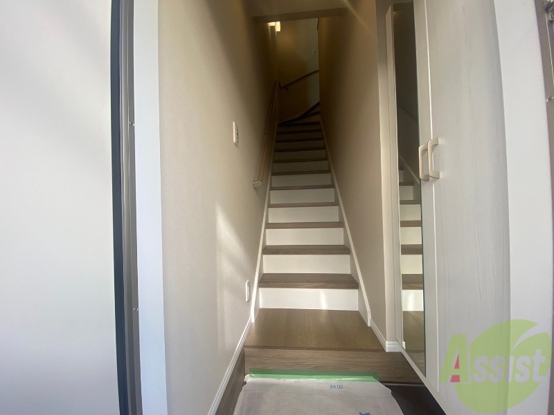 玄関　こちらは玄関になります。照明もついております。