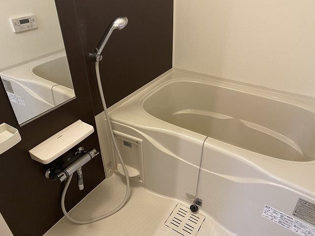 バス・シャワールーム　追い焚き、浴室乾燥機付きです。