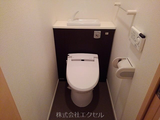 トイレ　温水洗浄便座です。